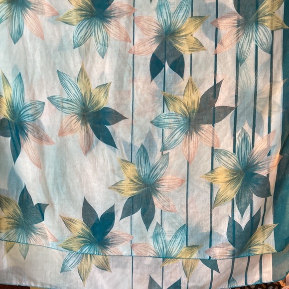 G Lightweight Floral Printed Scarf - Picture 5 of 6